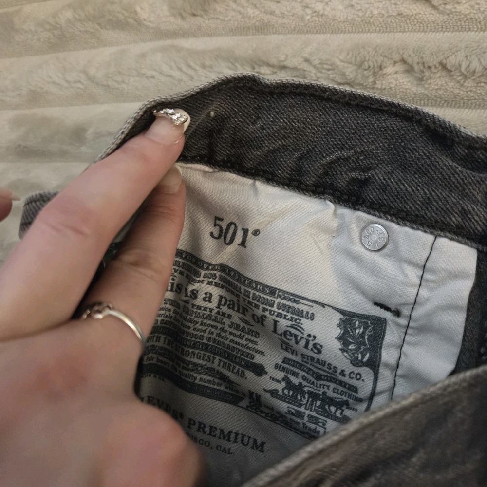 Levi's 501 Original Shorts Size 27 W27 Black Jean Frayed Cutoff Button Fly - Picture 11 of 12